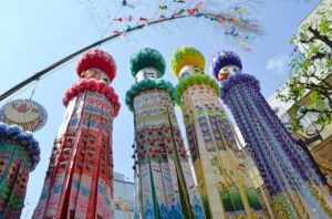 仙台市内の脱毛サロンで脱毛デビューしたいけど、どこがおすすめ？やっぱり大手が間違いないの？ と迷っていませんか？ 仙台駅を中心に、仙台には脱毛サロンがたくさんあります。 脱毛サロン通いをしよう！と決意しても、どの脱毛サロンが一番良いかわからず、その場で足踏みしてしまっている人が、意外に多いんですよね。 主要の大手脱毛サロンはほとんど参入しており、さらにおしゃれなプライベートサロンもたくさんある仙台市内では、脱毛サロン選びに悩んでしまうのも当たり前。どの脱毛サロンも魅力的に見える反面、詳しい料金プランやサロンの雰囲気がわからないというデメリットもあり、決め手に欠けてしまいます。 とはいえ、気になる脱毛サロンを詳しく調べて、すべてを比較するのは面倒です。 プライベートサロンもたくさんあるけど、なんとなく不安だから知名度のある大手脱毛サロンにしようかな……。でも大手は混んでいて、予約が取りづらそうで心配……。 悩んで迷って、それだけに時間を費やしていると、ムダ毛のない素肌が遠ざかる一方！ここで一気に悩みを解消し、行くべき脱毛サロンを決めてしまいましょう。 ということで、この記事では仙台市内の脱毛サロンを30社限定し、脱毛機・プラン・価格などを比較して30～1位までランク付けしました。 この記事を読めば、仙台市内で一番おすすめの脱毛サロンがわかります。 先に、ランキング上位の脱毛サロンを知りたいという人のために、ちょっとだけタネ明かしをしますね。 ＜仙台でおすすめの脱毛サロンBEST5＞ 脱毛サロン 総評 ？？？ ★★★★★ 4.8点 恋肌 ★★★★☆ 3.9点 銀座カラー ★★★★☆ 3.7点 ミュゼプラチナム ★★★★☆ 3.6点 キレイモ ★★★☆☆ 3.2点 気になるランキング1位の脱毛サロンは、一体どこなのでしょうか？ 答えは、この記事の中。1位の脱毛サロンが知りたい人も、憧れのプライベートサロンを検討している人も、ぜひ参考にしてください！ 仙台で脱毛サロンを選ぶ5つのポイント ランキング発表の前に、優秀な脱毛サロンを見極めるポイントを5つに分けて説明します。脱毛サロン選びの決め手となる、重要な基準ですよ。 脱毛サロン公式サイトよりも脱毛機に注目 脱毛サロンに通うなら、コース完了後の仕上がりが理想通りになっていなければ、意味がありません。 こんなはずじゃなかったのに…… これだけお金と時間を使って、こんなものなの？ もっと違うサロンを調べれば良かった 脱毛サロン通いを終えて、こんなふうに後悔している人って、少なくないんです。脱毛サロンの公式サイトを見ると、絶対にツルスベになれるように錯覚してしまいますから、仕方がないんですよね。 失敗しないコツは、脱毛サロンの公式サイトに載っている言葉よりも、サロンが導入している脱毛機の特徴を重視すること！ 機械はウソをつきません。この記事のランキングでは、30社すべての脱毛機を調べて記載しています。 何年後の脱毛完了を目指しているか 脱毛サロンに通うペースは、人それぞれの好みがあります。 1ヶ月に1回くらいのペースで一気に脱毛を終わらせたい人もいれば、仕事やプライベートを優先して3ヶ月おきくらいのペースで通いたい人もいるでしょう。また、1回の来店で2時間くらいかけて全身脱毛をするより、パーツを分けて少しずつ進めていきたいという人もいますよね。 脱毛サロンや、そのサロンが提供しているプランによって、通い方は異なります。どれだけ早く脱毛を終わらせたくても、2ヶ月以上空けなければダメという脱毛サロンが多いので、そのあたりもきちんとチェックしておくことが大事です。 ランキング上位の脱毛サロンには、1回で全身まるごと施術をしてもそれほど時間がかからず、1ヶ月～1ヶ月半に1回ペースで通えるところも登場しますよ。 痛みの感じ方やクールダウンの方法 脱毛は痛いというイメージが強いですが、それは光を照射する時の温度によるものです。下の表をごらんください。 ＜脱毛方式による温度＞ 脱毛方式 照射温度 医療レーザー脱毛 200～250℃ IPL脱毛 70～80℃ SHR脱毛 40～50℃ ハイパースキン脱毛 36～38℃ 処理温度の高い順番から見ていくと、医療レーザーが一番高温。光脱毛よりも医療脱毛の方が痛みが強いのは、そのためです。 それに比べて、IPL脱毛は温度は低いですが、70℃というと一瞬触れただけで皮膚組織が破壊する温度です。痛くないわけがありません。 IPL脱毛機には冷却機能が搭載されており、照射と同時に肌を冷やして痛みを軽減することができますが、基本は痛いものと認識しておいた方が良さそうです。 さらに、施術時のジェルや保冷剤、施術後のクールダウンの方法は脱毛サロンによって違うので、この点もチェックが必要。 照射面が冷えすぎて逆に痛い 冷却ジェルのため身体中が冷える 保冷剤でガンガン冷やされる IPL脱毛にはこのようなデメリットが発生する可能性があるので、痛みのないストレスフリーの脱毛を希望する人は、SHR脱毛orハイパースキン脱毛をメインに検討してください。 生活スタイルに合わせたサロン通い 脱毛サロンに通ってキレイになりたいと思う反面、仕事に支障のない範囲やプライベートを犠牲にしなくて済むスケジュールを維持したいという気持ちもありますよね。 そのためには、1回の施術が速く、ベッドの回転率が良く待ち時間が短い脱毛サロンを見極めることが大事です。予約が取りやすいかどうかは、施術時間にかかっているといっても過言ではありません。 施術時間が長い脱毛サロンは、1つの予約枠にお客が1人入ると2時間は入ることができず、平日の夕方や週末はすぐに埋まってしまいます。逆に施術時間が短い脱毛サロンは、30分～1時間待てば同じ日に予約を入れることができますよね。 多くの人が、脱毛するならある程度は我慢しなければいけない、とあきらめているかもしれません。ですが、それはひと昔前の話。自分の生活スタイルを崩さずに脱毛サロンに通いたいなら、施術が速い脱毛機を導入しているサロンを選べば良いのです。 信頼できる口コミを読むこと 脱毛サロンには、口コミがつきものです。自由に投稿できる口コミサイト、Googleのレビュー、ポータルサイトの投稿レビュー、詳しい体験談etc. 気になる脱毛サロンがあると、その口コミを調べるという行為が自然の流れですよね。 ただし、口コミの中には「ウソ」「やらせ」「サクラ」が混ざっていることを忘れてはいけません。真実の口コミは、意外と少ないのです。 信頼できる口コミの基準は、以下の2つ。 ホットペッパービューティーなどのポータルサイト 詳細なエピソードがわかる体験談 【1】は、予約⇒来店⇒レビュー投稿が同アカウントでの操作になるため、いきなりウソの口コミを投稿することは不可能です。【2】は、そのサロンに行っていなければ絶対にわからないことを書いているかどうかがポイントです。 ただ、「最悪だった」「おすすめしません」「勧誘にあった」といった1文くらいで終わっているような口コミは、同業者の嫌がらせというケースもあるので、まどわされないようにしましょう。 仙台で人気の脱毛サロン30位～ お待たせしました。仙台で人気の脱毛サロン、まずは30位から21位までを紹介します。プライベートサロンを検討している人は、要チェック！ 30位・RAYRIS（レイリス） 仙台駅に2店舗！脱毛からブライダルエステまで手がけている、地元で人気のエステサロンです。 脱毛方式 IPL脱毛 脱毛機 ルネッサンスGTR 脱毛価格 VIOを含む全身脱毛 6回148,000円 全身脱毛1回あたりの単価 24,666円 脱毛範囲 身体・顔・VIO 店舗数 2店舗 レイリスの全身脱毛プランには、顔パーツが含まれません。顔の産毛もお手入れしたい人は、6回13,000円のフェイス脱毛プランを追加することが可能です。 ただし、導入している脱毛機ルネッサンスGTRは産毛脱毛に弱いIPL脱毛機なので、顔の産毛を完全にキレイにすることは難しいでしょう。 ＜RAYRISの詳細＞ 仙台店 住所・宮城県仙台市青葉区中央3-1-14 中央古久根ビル4F 電話・0120-16-6750 営業・11：00～20：00（不定休） 仙台東口店 住所・宮城県仙台市宮城野区榴岡1-2-48 櫻井ビル5F 電話・0120-04-7811 営業・11：00～20：00（不定休） 29位・ケ・セラセラ 通常の脱毛プランの他、部屋利用時間で料金が変わるセルフ脱毛を選べる脱毛サロン。デリケートゾーンの脱毛をしたい人に人気です。 脱毛方式 SHR脱毛 脱毛機 ルミクス 脱毛価格 顔とVIOを含む全身脱毛 6回228,000円 全身脱毛1回あたりの単価 38,000円 脱毛範囲 身体・顔・VIO 店舗数 1店舗 ケ・セラセラの導入マシンは、SHR脱毛機のルミクスです。痛みが少なく、日焼けや色素沈着パーツもOKなので、セルフ脱毛も比較的簡単に行えます。 セルフ脱毛は部屋利用10分単位で2,000～3,000円。通常コースともに、全体的に価格が高いところがデメリットです。 ＜ケ・セラセラの詳細＞ 住所・宮城県仙台市青葉区本町1-14-17 北修ビル本町6F 電話・022-796-7548 営業・11：00～19：00（毎週火曜日・祝日定休） 28位・ARDEN（アーデン） まるでリゾートのような、おしゃれな内装が人気のアーデン。ニーズに合わせて選べるパーツ脱毛がメインです。 脱毛方式 SHR脱毛 脱毛機 ライエンスⅡ 脱毛価格 ※各1回 1パーツ2,500円 5パーツ12,500円 VIO脱毛8,800円 全身脱毛1回あたりの単価 ー 脱毛範囲 身体・顔・VIO 店舗数 1店舗 アーデンの脱毛は、1ヶ所2,500円から。ワキだけ・Vラインだけ、といった気になるパーツのムダ毛をピンポイントでお手入れしたい人におすすめです。 導入マシンのライエンスⅡは、痛みが少ないSHR脱毛。パワーが弱く、効果を実感するまでに時間がかかるところが難点です。 ＜ARDENの詳細＞ 住所・宮城県仙台市泉区泉中央2丁目10-1 セントレアカマⅠ202 電話・022-342-0391 営業・10：00～24：00（不定休） 27位・C.color（シーカラー） 都度払い制で気軽に通える、脱毛とネイルの専門店です。プライベートサロンとしては、比較的リーズナブルな価格設定にも注目。 脱毛方式 IPL脱毛 脱毛機 ルネッサンスUMO 脱毛価格 顔とVIOを含む全身脱毛 1回27,500円 全身脱毛1回あたりの単価 27,500円 脱毛範囲 身体・顔・VIO 店舗数 1店舗 シーカラーの脱毛プランは、パーツ別から全身脱毛まで。全身脱毛が3万円以下というのは、大手脱毛サロンほどではありませんが、わりとリーズナブルです。 シーカラーでは、IPL脱毛機種で人気のルネッサンスシリーズの最新型「UMO」と導入。剛毛もラクラク脱毛できるところがポイントです。 ＜C.colorの詳細＞ 住所・宮城県仙台市宮城野区高砂1丁目181-1 電話・080-3332-7171 営業・平日、土10：00～21：00／日祝10：00～19：00（第2日曜日、毎週水曜日定休） 26位・ベルルミエール イオンタウン仙台泉大沢店 全国展開のエステサロン、ベルルミエール。仙台市内のショッピングセンターに店舗があり、通いやすく便利なお店です。 脱毛方式 IPL脱毛 脱毛機 オリジナル脱毛機 脱毛価格 両ワキ脱毛8回1,000円 全身脱毛1回あたりの単価 ー 脱毛範囲 全身24ヶ所 身体・顔・VIO 店舗数 1店舗 ベルルミエールの脱毛機は、IPL脱毛のオリジナルマシン。詳細が不明なので、どの程度の効果が見込めるか予想ができないところがデメリットです。 脱毛プランは、初回限定で全身脱毛お試し1,100円／パック付き顔脱毛お試し5,280円と低価格ですが、本格的に通う場合のプランはカウンセリングで相談の上となります。 ＜ベルルミエール イオンタウン仙台泉大沢店＞ 住所・宮城県仙台市泉区大沢1丁目5-1 イオンタウン仙台泉大沢ショッピングセンター2F 電話・0120-970-475 住所・11：00～21：00（不定休） 25位・lucir（ルシール） ワックス＆光の脱毛専門店です。高速光脱毛のみのプランも、もちろんあります！ 脱毛方式 IPL脱毛 脱毛機 ルネッサンスGTR 脱毛価格 顔・VIOを含む全身脱毛 6回188,000円 全身脱毛1回あたりの単価 31,333円 脱毛範囲 身体・顔・VIO 店舗数 1店舗 ワックス脱毛サロンのイメージが強いルシールですが、ルネッサンスGTRによるIPL脱毛も人気です。 全身脱毛は、1回限りのリーズナブルなお試しプランから、1回／3回／6回／10回コースを選べる本格的な脱毛プランまで。ワックス脱毛と合わせたプランもあります。 ＜lucirの詳細＞ 住所・宮城県仙台市青葉区本町2-9-5 コア本町ビル2F 電話・022-797-4628 営業・11：00～20：00（不定休） 24位・トータルエステサロン ジュエル 仙台駅近くにある、完全予約制のプライベートサロン。街中なのに静かで落ち着いた、隠れ家的な雰囲気が人気です。 脱毛方式 NPL脱毛 脱毛機 リオキシー 脱毛価格 VIOを含む全身脱毛 初回12,000円 全身脱毛1回あたりの単価 12,000円 脱毛範囲 身体・顔・VIO 店舗数 1店舗 ジュエルの脱毛は、初回限定価格が激安です！顔脱毛を追加しても、1回18,000円。プライベートサロンでは、なかなか見られない数字ではないでしょうか。 導入マシンのリオキシーは、NPL脱毛の連射式。スピーディな施術を受けることができる上、産毛にも影響を与えられるとされています。 ＜トータルエステサロン ジュエルの詳細＞ 住所・宮城県仙台市青葉区一番町1-8-10 京成壱番町ビル1F 電話・022-395-4854 住所・11：00～19：00（不定休） 23位・MERVEILLE（メルヴェーユ） 脱毛、痩身、フェイシャルのトータルエステティックサロンです。冷却ジェル不要の脱毛機を導入しています。 脱毛方式 IPL脱毛 脱毛機 ネクスト 脱毛価格 顔とVIOを含む全身脱毛 5回136,000円 全身脱毛1回あたりの単価 27,200円 脱毛範囲 身体・顔・VIO 店舗数 1店舗 メルヴェーユの脱毛機は、照射と同時にしっかり肌を冷やしてくれるネクスト。ジェル不要の脱毛ができるので、ベタベタ感が苦手という人にもおすすめです。 パーツ別に細かく分かれたプランの他、全身・顔・VIO・ヒジ下＆ヒザ下など、選択肢が豊富にあるところがメリットです。 ＜MERVEILLEの詳細＞ 住所・宮城県仙台市青葉区一番町1-6-23 shuon358ビル3F 電話・022-797-8490 営業・平日、土10：00～19：00／日祝10：00～17：00（年中無休） 22位・BeautySalon COCO（ビューティサロンココ） 脱毛の他、エステやリラクゼーションメニューもあるココは、明るく開放的な雰囲気のお店です。 脱毛方式 SHR脱毛 脱毛機 プレミアムライトPRO 脱毛価格 顔とVIOを含む全身脱毛 1回18,800円 全身脱毛1回あたりの単価 18,800円 脱毛範囲 身体・顔・VIO 店舗数 1店舗 ココの脱毛は、痛みが少ないSHR脱毛です。効果を実感するまでに時間がかかるといわれていますが、色素の薄い産毛や日焼け肌もOKといった魅力もあります。 1回ごとの都度払いプランの他、コース契約もあり。通い方を選べるところがメリットです。 ＜BeautySalon COCOの詳細＞ 住所・宮城県仙台市青葉区国分町2-15-10 JPビル7F 電話・022-302-3647 営業・11：00～21：00（年中無休） 21位・Diana（ダイアナ） 勾当台公園駅から徒歩3分の、アクセス便利なエステサロンです。脱毛だけではなく、ハイパーナイフも人気です。 脱毛方式 SHR脱毛 脱毛機 ルミクスTWIN 脱毛価格 顔とVIOを含む全身脱毛 1回22,000円 全身脱毛1回あたりの単価 22,000円 脱毛範囲 身体・顔・VIO 店舗数 1店舗 ダイアナが導入しているルミクスTWINは、SHR脱毛機の中でも圧倒的人気を誇るルミクスシリーズ2代目。パワーが強いので、剛毛も産毛もお手のものです。 全身脱毛が22,000円と比較的リーズナブルな上、新規限定のお試しプランも。話題のルミクス脱毛を試してみたい人は、一度行ってみる価値ありです。 ＜Dianaの詳細＞ 住所・宮城県仙台市青葉区国分町3-3-30 定禅寺ヒルズ2 4F 電話・022-281-8221 営業・平日、土12：30～21：00／日祝10：30～19：00（不定休） 仙台で人気の脱毛サロン20位～ 続いて、20位から11位まで！仙台市内で人気の、大手脱毛サロンも登場します。 20位・Salon de navel（サロンドナーベル） 白を基調とした、清潔感あふれるエステサロンが20位にランクインです。元看護士の女性が施術をしてくれるところも、安心感があって嬉しいですね。 脱毛方式 SHR脱毛 脱毛機 ルミクスTWIN 月額制プラン なし 回数制プラン 顔・VIOを含む全身脱毛 1回24,200円 全身脱毛1回あたりの単価 24,200円 施術時間 約30分 来店周期 1ヶ月に1回 脱毛範囲 身体・顔・VIO 店舗数 1店舗 ナーベルの全身脱毛は、顔とVIOを入れるとやや高額ですが、初回は半額でお試しすることができます。顔とVIOをのぞく全身脱毛は、16,500円。その他VIOセットや顔セット、パーツ別脱毛もあるので、カウンセリングで相談してみましょう。 導入マシンは人気のルミクスTWIN。200Vのパワーで脱毛効果が高く、施術も速いところが大きなメリットです。 ＜Salon de navelの詳細＞ 住所・宮城県仙台市青葉区国分町2-3-13 セイトウ社ビル3F 電話・022-212-3188 営業・10：30～20：00（不定休） 19位・Belle Glanz（ベルグランツ） オープン8年目になる人気のエステサロン。全身脱毛の月額プランもあります。 脱毛方式 THR脱毛 脱毛機 クリアSP 月額プラン 9,000円 回数制プラン 顔とVIOを含む全身脱毛 1回18,000円 全身脱毛1回あたりの単価 18,000円 施術時間 60～90分 来店周期 2～3ヶ月に1回 脱毛範囲 身体・顔・VIO 店舗数 1店舗 ベルグランツの脱毛機は、THR脱毛のクリアSPです。赤外線が多く含まれており、美肌効果にも期待ができるスグレモノです。 脱毛プランは、1回ごとの都度払い／回数コース／月額コースまでそろっており、気軽に通いたい人から本格的に脱毛を続けたい人まで、ニーズに合わせて選ぶことができます。 ＜BelleGlanzの詳細＞ 住所・宮城県仙台市青葉区一番町3-10-14 広瀬通NashvilleCORSO SENDAI 7F-H 電話・022-398-9781 営業・11：00～21：00（不定休） 18位・Relife（リライフ） 都度払い制で、回数契約に縛られずに気楽に通える人気の脱毛サロンです。 脱毛方式 IPL脱毛 SHR脱毛 脱毛機 バイマッハ 月額制プラン なし 回数制プラン 顔・VIOを含む全身脱毛 1回13,700円 全身脱毛1回あたりの単価 13,700円 施術時間 60～90分 来店周期 2～3ヶ月に1回 脱毛範囲 身体・顔・VIO 店舗数 1店舗 リライフが導入しているバイマッハは、0℃以下に肌を冷やしてくれる冷却ヘッドが魅力です。痛みを感じにくく、冷たいジェルや保冷材も不要。脱毛したいけれど痛いのが怖いという人に、人気の機種です。 リライフの脱毛プランは都度払いでしかも低価格！メンズ兼用サロンというところが残念ポイントです。 ＜Relifeの詳細＞ 住所・宮城県仙台市青葉区立町14-3 パリスビル3F 電話・022-398-5597 営業・10：00～21：00（毎週水曜日定休） 17位・Exe＋（エグゼプラス） 短期間で脱毛を終わらせることができる、地元で人気の脱毛サロンです。 脱毛方式 SHR脱毛 脱毛機 ルミクスTWIN 月額制プラン なし 回数制プラン 顔・VIOを含む全身脱毛 1回17,600円 全身脱毛1回あたりの単価 17,600円 施術時間 約30分 来店周期 1ヶ月に1回 脱毛範囲 身体・顔・VIO 店舗数 1店舗 エグゼプラスが導入している脱毛機は、SHR脱毛機のルミクスTWINです。施術間隔を毛周期に合わせる必要がないため、1ヶ月に1回の来店が可能。全身のムダ毛がなくなるまで通ったとしても、約1年半で脱毛完了します。 完全都度払い制なので、お金と時間の余裕を見ながら自分の生活スタイルに合わせて通うことができます。 ＜Exe＋の詳細＞ 住所・宮城県仙台市青葉区本町2-6-23 ビブレスタオフィスビル4F 電話・0120-202-221 営業・10：00～20：00（不定休） 16位・PMK 仙台店 異国リゾート風の内装がオシャレな、PMK仙台店が16位です。痛みや刺激の少ない、美肌脱毛を受けることができます。 脱毛方式 S.S.C.M脱毛 脱毛機 オリジナル脱毛機 月額制プラン 顔・VIを含む全身脱毛 9,900円 回数制プラン 顔・VIOを含む全身脱毛 1回32,000円 全身脱毛1回あたりの単価 32,000円 施術時間 90～120分 来店周期 1～2ヶ月に1回 脱毛範囲 全身19ヶ所 身体・顔・VIO 店舗数 1店舗 PMKの脱毛は、光と抑毛ジェルを併用するS.S.C.M脱毛。毛根に直接ダメージを与えるIPL脱毛と違い、痛みや肌の負担を軽減しています。 脱毛価格は決して安くはありませんが、全国展開している総合エステサロンなので、引っ越しなどがあっても通い続けられますね。新規限定のリーズナブルなトライアルプランもあります。 ＜PMK仙台店の詳細＞ 住所・宮城県仙台市青葉区中央3-1-22 エキニア青葉通り3F 電話・022-212-8770 営業・平日11：00～21：00／土日祝10：00～20：00 15位・エルセーヌ イオン仙台店 エルセーヌでは、肌に優しいオリジナル脱毛を受けられます。老舗エステという安心感も、人気の理由です。 脱毛方式 B.S.S脱毛 脱毛機 オリジナル脱毛機 月額制プラン 9,800円 回数制プラン Vゾーンを含む全身脱毛 12回236,000円 全身脱毛1回あたりの単価 約19,666円 施術時間 90～120分 来店周期 2～3ヶ月に1回 脱毛範囲 全身28ヶ所 身体・Vゾーン 店舗数 1店舗 エルセーヌの脱毛は、オリジナルのB.S.S脱毛。PMKと同じく、ライト＋抑毛ジェルで発毛をコントロールする仕組みです。 価格はリーズナブルですが、脱毛パーツに顔とIOラインが含まれていないのはデメリット。全身まとめてすっきり脱毛したいという人には、ちょっと不向きです。 ＜エルセーヌ イオン仙台店の詳細＞ 住所・宮城県仙台市青葉区中央2-3-6 イオン仙台店3F 電話・022-263-9612 営業・10：30～20：00（不定休） 14位・ヴィトゥレ 仙台店 脱毛と痩身を同時にできるエステサロンのヴィトゥレ。どちらかというと痩身メインですが、脱毛だけで通う人もいるようです。 脱毛方式 SHR脱毛 脱毛機 非公開 月額制プラン 3,800円 回数制プラン VIOを含む全身脱毛4回＋痩身11回 全15回164,400円 全身脱毛1回あたりの単価 10,960円 施術時間 90～120分 来店周期 1ヶ月に1回 脱毛範囲 全身33ヶ所 身体・VIO 店舗数 1店舗 ヴィトゥレの導入マシンはSHR脱毛機とのことですが、詳細は非公開です。 痛みがなく、産毛にも影響を与えられるところがSHR脱毛のメリットですが、ヴィトゥレには顔脱毛がなくVIOパーツの施術がかなり痛いという口コミも。 脱毛＋痩身のコースは15回164,400円とリーズナブル。ただし、15回のうち脱毛の施術は4回のみなので注意してください。 ＜ヴィトゥレ仙台店の詳細＞ 住所・宮城県仙台市青葉区中央1-7-18 日吉第一ビル6 電話・022-264-2442 営業・11：00～20：00（年中無休） 13位・RAYVIS（レイビス）仙台店 トータルエステサロンのレイビスが13位です。初回限定のリーズナブルなお試しプランが人気です。 脱毛方式 THR脱毛 脱毛機 クリアSP 月額制プラン VIOを含む全身脱毛 6,000円 回数制プラン なし 全身脱毛1回あたりの単価 ー 施術時間 90～120分 来店周期 2～3ヶ月に1回 脱毛範囲 全身35ヶ所 身体・顔・VIO 店舗数 1店舗 レイビスは脱毛機を3種保有していますが、メインで使用されているのはTHR脱毛のクリアSPです。肌に浸透しやすい光で、産毛にも効果があるとされています。 全身脱毛プランが月額6,000円と低価格ですが、1回の来店で全身すべてを施術してもらえるわけではなく、1年間のうち各パーツ最大2回まで照射する仕組みとなっています。 ＜RAYVIS仙台店の詳細＞ 住所・宮城県仙台市青葉区中央2-7-28 メルビル3F 電話・0120-161-727 営業・10：00～20：00 12位・Dione（ディオーネ）仙台店 ディオーネでは、敏感肌・アトピー肌さんでも安心の痛くない低刺激脱毛ができます。 脱毛方式 ハイパースキン脱毛 脱毛機 カレン 月額制プラン なし 回数制プラン VIOを含む全身脱毛 6回210,000円 全身脱毛1回あたりの単価 35,000円 施術時間 90～120分 来店周期 1ヶ月に1回 脱毛範囲 身体・顔・VIO 店舗数 1店舗 ディオーネの脱毛機は、ハイパースキン脱毛のカレンです。照射時の温度が36～38℃と低温で、子どもでも安心して脱毛できるため、親子で通う人もいるそうです。静かなサロンで落ち着いた時間を過ごしたいという人には、ちょっと残念ですね。 全身脱毛の価格が高いこと、脱毛効果が低いところもデメリット。とにかく「痛みのなさ」を最優先に考えている人でなければ、おすすめできません。 ＜Dione仙台店の詳細＞ 住所・宮城県仙台市青葉区国分町3-8-1 勾当台ビル5F 電話・022-267-4430 営業・平日11：00～20：00／土日祝10：00～19：00（毎週火曜日、第1第3日曜日定休） 11位・エピレ 仙台店 惜しくもTOP10入りならず。エステティックTBCグループの、エピレ仙台店が11位です。 脱毛方式 IPL脱毛 脱毛機 FEERIQUE FV4 月額制プラン なし 回数制プラン 全身24ヶ所脱毛 6回193,710円 全身脱毛1回あたりの単価 32,285円 施術時間 90～120分 来店周期 2～3ヶ月に1回 脱毛範囲 全身30ヶ所 身体・顔・VIO 店舗数 1店舗 エステティックTBCよりも通いやすい脱毛専門サロンを、という声にこたえて誕生したエピレですが、脱毛価格はTBCと変わらず高額。雰囲気こそカジュアルですが中身はそうでもありません。 おすすめは、新規限定のファーストプラン。実力のあるTBCオリジナルマシンによる脱毛を体験してみたい人は、安いお試しから始めましょう。 ＜エピレ仙台店の詳細＞ 住所・宮城県仙台市青葉区中央1-8-40 井門仙台駅前ビル9F 電話・0120-2684-80 営業・10：00～19：00（不定休） 【決定】仙台でおすすめの脱毛サロンTOP10 いよいよここから、仙台市内でおすすめの脱毛サロン上位10社を紹介します！TOP10に輝くのは、どの脱毛サロン？早速、10位からごらんください。 10位・ジェイエステティック 仙台店 創業41年の老舗エステ、ジェイエステティック仙台店が10位にランクインです。スキンケアにこだわる美肌脱毛が話題を呼んでいます。 脱毛方式 IPL脱毛 脱毛機 オリジナル脱毛機 月額制プラン なし 回数制プラン 顔・VIOを含む全身脱毛 12回567,600円 全身脱毛1回あたりの単価 47,300円 部分脱毛プラン あり 施術時間 約120分 来店周期 2～3ヶ月に1回 脱毛完了までの年数 3年～ 脱毛範囲 全身32ヶ所 身体・顔・VIO シェービングサービス 無料サービスなし 予約キャンセル コース1回分消化 ※連絡期限は店舗による 店舗数 1店舗 ジェイエステティックでは、自社開発のオリジナル脱毛機を使用しています。残念ながら詳細は非公開とのことですが、調査によってIPL脱毛と判明。露出の多い腕や脚のムダ毛、ワキ、VIOの脱毛に向いています。 脱毛とスキンケアが同時にできる「冷光スーパーヒアルロン酸脱毛」が人気ですが、正規の全身脱毛コースはかなり高額。まずは、新規限定のファーストプランでお試しをした方が良さそうです。 ＜ジェイエステティックのメリット・デメリット＞ ◎老舗の安心感 ◎肌に優しく痛みが少ない脱毛 × ファーストプラン以外は高額 × 脱毛機の詳細が不明 × 友達紹介制度がわずらわしいとの口コミあり ＜ジェイエステティック仙台店の詳細＞ 住所・宮城県仙台市青葉区一番町3-6-1 一番町平和ビル302 電話・022-265-7791 営業・平日、土10：30～20：00／日祝10：30～19：00（年末年始休業） 9位・ストラッシュ 仙台店 9位は、IPL／SHR脱毛のストラッシュです。人気がある反面、予約が取りにくいという声も挙がっています。 脱毛方式 IPL脱毛 SHR脱毛 脱毛機 バイマッハ 月額制プラン 7,980円 回数制プラン 顔・VIOを含む全身脱毛 6回95,760円 全身脱毛1回あたりの単価 15,960円 部分脱毛プラン あり 施術時間 60～90分 来店周期 1ヶ月に1回 ※プランにより異なる 脱毛完了までの年数 2年～ 脱毛範囲 全身61ヶ所 身体・顔・VIO シェービングサービス 無料 ※プランにより異なる 予約キャンセル コース1回分消化 ※前日20時までの連絡で ペナルティなし 店舗 1店舗 ストラッシュの脱毛プランは、全身脱毛月額／回数パック／都度払い制と細かく分かれています。いろいろ選べるところにメリットはあるものの、ちょっとわかりにくいという口コミも。人気があるのは月額7,890円プランですが、2週間おきに全身脱毛を4回に分けて施術をするという、複雑なルールになっています。 脱毛機は、IPL脱毛のバイマッハ。痛みが少なく施術スピードが速い脱毛機ですが、ストラッシュでは出力をかなり抑えて照射をしているという説もあり、脱毛効果は決して高いとはいえません。 ＜ストラッシュのメリット・デメリット＞ ◎脱毛価格がリーズナブル ◎痛みが少ない脱毛 × 出力が弱く効果が低い × 予約が取りにくい × SHR脱毛機は一部店舗にしか導入されていない ＜ストラッシュ仙台店の詳細＞ 住所・宮城県仙台市青葉区中央3-1-22 エキニア青葉通りビル9F 電話・0120-961-678 営業・11：00～21：00（不定休） 8位・エステティックTBC 光脱毛の他、美容電気脱毛が受けられるエステティックTBCが8位。確実にムダ毛を処理できるという強みがあります。 脱毛方式 IPL脱毛（ライト脱毛） 美容電気脱毛（スーパー脱毛） 脱毛機 FEERIQUE FV4 月額制プラン なし 回数制プラン 全身24ヶ所脱毛 6回193,710円 全身脱毛1回あたりの単価 38,285円 スーパー脱毛のプラン 1本132円～ 部分脱毛プラン あり 施術時間 90～120分 来店周期 2～3ヶ月に1回 脱毛完了までの年数 2年～ 脱毛範囲 顔・身体・VIO シェービングサービス 無料サービスなし 予約キャンセル 3,000円 ※前日までの連絡で無料 店舗数 2店舗 エステティックTBCの脱毛は、ライト脱毛／スーパー脱毛ともに高額ですが、老舗のエステティックサロンという安心感は絶大です。大手では唯一、美容電気脱毛を受けられるということもあり、安定した人気をキープしています。 ただし、ライト脱毛に使用されるフェリークFV4はTBCオリジナルのマシンのため、脱毛効果を予想することができません。狭いパーツを脱毛したい人に人気のスーパー脱毛も、完全にムダ毛がなくなるまでの総額がわからないというデメリットもあります。 ＜エステティックTBCのメリット・デメリット＞ ◎業界最大手のエステサロン ◎美容電気脱毛が受けられる × 脱毛価格が高額 × 脱毛機の詳細が不明 × 勧誘があるとの口コミあり ＜エステティックTBCの詳細＞ 仙台マークワン店※スーパー脱毛のみ 住所・宮城県仙台市青葉区中央1-2-3 仙台マークワン13F 電話・022-222-7411 営業・平日10：00～20：00／土日祝10：00～19：00（不定休） 仙台泉中央SWING店 住所・宮城県仙台市泉区泉中央1-7-1 地下鉄泉中央駅ビル（SWING）3F 電話・022-371-8111 営業・10：00～19：00（不定休） 7位・脱毛ラボ 仙台店 脱毛サロンの中で、初めて月額定額制を導入したのが7位の脱毛ラボです。総額は決して安くありませんが、月々の負担を抑えて通うことができます。 脱毛方式 S.S.C.M脱毛 脱毛機 PSクリプトン 月額制プラン 1,990円 回数制プラン 顔・VIOを含む全身脱毛 6回159,980円 全身脱毛1回あたりの単価 約26,663円 部分脱毛プラン あり 施術時間 90～120分 来店周期 1ヶ月に1回 ※プランによって異なる 脱毛完了までの年数 3年～ ※プランによって異なる 脱毛範囲 全身54ヶ所 身体・顔・VIO シェービングサービス 無料サービスなし 予約キャンセル 1,000円～ ※2日前までの連絡で無料 店舗数 1店舗 脱毛ラボの月額プランは、全身脱毛を14回に分けて1ヶ月おきに通うルールになっています。つまり、1,990円は全身のパーツのうち4ヶ所施術の価格。全身脱毛1回分にすると、総額で27,860円になるんですね。月々の支払いは安く済みますが、全身脱毛1回分の単価は高く、脱毛期間も長くなるので気をつけましょう。 導入マシンは、クリプトンライトと抑毛ジェルを併用するS.S.C.M脱毛のPSクリプトンです。イタリアの有名医療機器メーカーが考案＆開発した脱毛機なので、安心感がありますね。 ＜脱毛ラボのメリット・デメリット＞ ◎1ヶ月に支払う金額が安い ◎22時まで営業している × 総額が高い × 産毛の脱毛が難しい × 施術用のジェルが冷たい ＜脱毛ラボ仙台店の詳細＞ 住所・宮城県仙台市青葉区中央1-7-11 トモエヤビル3F 電話・0120-262-617 営業・10：00～22：00（年始休業） 6位・シースリー 仙台一番町店 全身脱毛の通い放題一筋！シンプルプランが人気のシースリーが第6位です。永久脱毛メンテナンスが保証されているところが、大きな魅力です。 脱毛方式 IPL脱毛 脱毛機 ルネッサンスGTR 月額制プラン 6,900円 回数制プラン なし 全身脱毛1回あたりの単価 ー 部分脱毛プラン なし 施術時間 60～90分 来店周期 2～3ヶ月に1回 脱毛完了までの年数 3年～ 脱毛範囲 全身53ヶ所 身体・顔・VIO シェービングサービス えり足・背中・ヒップ・Oライン 予約キャンセル 3,000円 ※予約1分前までの連絡で0円 店舗数 1店舗 いろいろ細かく選ぶ必要がなく、全身まとめてキレイに脱毛したいという人におすすめなのがシースリー。全身脱毛の月額通い放題のみなので、悩む必要がありません。満足できるところまで通える上に、再びムダ毛が気になってきたらいつでも行ける安心感がメリットです。 導入している脱毛機はIPL脱毛のルネッサンスGTRで、全身脱毛60～90分で全身脱毛ができます。デメリットとしては、産毛に影響を与えるのが苦手なところ。通い放題で脱毛を続けても顔や背中をツルスベにするのは難しいでしょう。 ＜シースリーのメリット・デメリット＞ ◎半永久的に通える全身脱毛プラン ◎剛毛に強い脱毛機 × 産毛の脱毛が難しい × パーツによっては痛みを感じる × 予約が取りにくいとの口コミあり ＜シースリー仙台一番町店の詳細＞ 住所・宮城県仙台市青葉区中央2-7-15 MUSEビル3F 電話・0800-888-4315 営業・12：00～21：00（第2火曜日、毎週水曜日定休） 5位・キレイモ 2019年末に脱毛プランを一新したキレイモ。以前と比べ、かなり値上げをしてしまったため5位としました。 脱毛方式 IPL脱毛 SHR脱毛 脱毛機 NEQST 月額制プラン 6,900円～ 回数制プラン 顔・VIOを含む全身脱毛 1年8回217,800円～ 全身脱毛1回あたりの単価 27,225円 部分脱毛プラン なし 施術時間 90～120分 来店周期 45日に1回 脱毛完了までの年数 2年～ 脱毛範囲 全身33ヶ所 身体・顔・VIO シェービングサービス 背中・うなじ・ヒップ・Oライン 予約キャンセル コース1回分消化 ※前日までの連絡で ペナルティなし 店舗数 2店舗 これまでは、2ヶ月おきに通える月額プランと回数が選べるパックプランに分かれていた、キレイモの脱毛プランですが、現在は8回／16回／24回（条件次第で継続可能）の3つのみになっています。全身脱毛にこだわっているところは、変化なし。人気があったスリムアップローションとプレミアム美白ローションも健在です。 とても残念な点は、とにかく価格が高くなってしまったこと。月額6,900円は、乗り換え割引適用＆頭金49,000円入金という条件があるため、人によってはもう少し高くなってしまうかもしれません。 脱毛機にSHRモードが搭載されたこと、施術ペースが45日に1回と短縮されたことは、大きなメリットといえます。 ＜キレイモのメリット・デメリット＞ ◎脱毛期間が大幅に短縮 ◎条件次第では通い放題も ◎顔脱毛をフォトフェイシャルに変更可能 × 価格が高額 × 施術間隔が45日おきと中途半端 × 月額プラン契約時に頭金が必要 ＜キレイモの詳細＞ コールセンター・0120-444-680 仙台東映プラザ店（旧 仙台店） 住所・宮城県仙台市青葉区一番町4-2-10 仙台東映プラザ5F 営業・11：00～21：00（年末年始休業） 仙台駅前店 住所・宮城県仙台市青葉区花京院1-2-15 ソララプラザ1F 営業・11：00～21：00（年末年始休業） 4位・ミュゼプラチナム 全国でもっとも店舗数が多い、大手脱毛サロンのミュゼプラチナムが4位です。仙台市内には、駅前を中心に4店舗展開しています。 脱毛方式 S.S.C.M脱毛 脱毛機 PSクリプトン 月額制プラン なし 回数制プラン VIOを含む全身脱毛 4回128,600円～ 全身脱毛1回あたりの単価 32,150円 部分脱毛プラン あり 施術時間 90～120分 来店周期 2～3ヶ月に1回 脱毛完了までの年数 3年～ 脱毛範囲 身体・VIO シェービングサービス 無料サービスなし 予約キャンセル ペナルティなし ※解約時の返金額から差し引き 店舗数 4店舗 ミュゼプラチナムでは、PSクリプトンによるS.S.C.M脱毛を受けることができます。ほとんど痛みを感じることがなく、美肌効果にも期待できるところが魅力。ただし、かなり回数を重ねなければ効果を実感できないという口コミも目立ちます。産毛の脱毛が苦手なので、脱毛パーツに顔が含まれていないところも残念ポイントです。 そんなミュゼプラチナムの魅力は、なんといっても店舗の多さ。予約のたびに好きな店舗を選ぶことができるため、希望日時に近いサロンに通うことができます。 初めてさん限定の激安キャンペーンにも注目です！ ＜ミュゼプラチナムのメリット・デメリット＞ ◎季節ごとのキャンペーンが安い ◎店舗が多く移動も自由 ◎肌に優しいS.S.C.M脱毛 × 顔脱毛プランがない × 正規コースは高額 × 予約が取りにくいとの口コミあり ＜ミュゼプラチナムの詳細＞ コールセンター・0120-489-450 仙台駅前名掛丁店 住所・宮城県仙台市青葉区中央1-8-25 マジェスティビル5F 営業・9：00～20：00（年末年始休業） グラン仙台長町インター店（旧仙台長町店） 住所・宮城県仙台市太白区郡山字北目宅地37-2 営業・9：00～20：00（年末年始休業） アリオ仙台泉店 住所・宮城県仙台市泉区泉中央1-5-1 アリオ仙台泉3F 営業・10：00～21：00（年末年始休業） グラン仙台駅前店 住所・宮城県仙台市青葉区中央2丁目1-5 青葉21ビル6F 営業・10：00～21：00（年末年始休業） 3位・銀座カラー 仙台店 仙台でおすすめの脱毛サロンBEST3は、幅広い年代の女性に人気の銀座カラーです！ 脱毛方式 IPL脱毛 脱毛機 ファルコン 月額制プラン 6,300円～ 回数制プラン 顔・VIOを含む全身脱毛 6回93,000円 全身脱毛1回あたりの単価 約15,500円 部分脱毛プラン なし 施術時間 90～120分 来店周期 2～3ヶ月に1回 脱毛完了までの年数 2年～ 脱毛範囲 全身24ヶ所 身体・顔・VIO シェービングサービス 背中 予約キャンセル コース1回分消化 ※予約1時間前までの連絡で ペナルティなし 店舗数 1店舗 2020年2月末に脱毛プランをリニューアルした銀座カラーは、お手軽6回コースが93,000円と全国最安値レベルになりました。人気があった通い放題コースは、一時期なくなってしまいましたが、今回のリニューアルで復活。当日割引を適用して、月額6,300円～とリーズナブルな価格で始められます。 気になる脱毛機は、IPL脱毛のファルコン。銀座カラーではこれをオリジナル仕様にカスタマイズしており、詳細は非公開としています。IPL脱毛の特徴からいって、剛毛OK／産毛NG／日焼けや色素沈着NGと見て良いでしょう。 ＜銀座カラーのメリット・デメリット＞ ◎脱毛価格が安い ◎全員に適用の当日割引あり ◎専属スタッフがついてくれる担当チーム制 × 脱毛機の詳細が不明 × 回数を重ねるごとに施術間隔が延びる × 効果を実感するのに時間がかかる ＜銀座カラー仙台店の詳細＞ 住所・宮城県仙台市青葉区中央1-7-11 トモエヤビル2F 電話・0120-360-286 営業・平日11：00～20：00／土日祝10：00～19：00（不定休） 2位・恋肌 仙台店 たったの1,409円から全身脱毛が始められる恋肌が、惜しくも2位になりました！安い価格で気軽に脱毛ができる、若い女の子に人気の脱毛サロンです。 脱毛方式 THR脱毛 脱毛機 クリアSP-ef 月額制プラン 1,409円 回数制プラン 顔・VIOを含む全身脱毛 6回99,800円 全身脱毛1回あたりの単価 約16,633円 部分脱毛プラン なし 施術時間 約60分 来店周期 1ヶ月に1回 脱毛完了までの年数 3年～ ※プランにより異なります 脱毛範囲 全身62ヶ所 身体・顔・VIO シェービングサービス うなじ 予約キャンセル コース1回分消化 ※前日～3日前までの連絡で無料 店舗数 1店舗 恋肌の脱毛プランは、なんといっても月額1,409円に注目です。これほど月額が安い脱毛サロンは、他にありません。 ただし、脱毛ラボ同様、恋肌にも通い方ルールがあるので要チェック。 恋肌の月額プランは、全身脱毛を12回に分けて行います。1ヶ月に1回ペースなので、全身脱毛1回分に12ヶ月かかってしまうということ。単価は1,409円×12ヶ月＝16,908円とリーズナブルですが、ゆっくりじっくり少しずつムダ毛のお手入れをしたい人にしかおすすめできません。 恋肌が導入している脱毛機「クリアSP-ef」は、赤外線を多く含むTHR脱毛です。肌内部まで浸透しやすい光のため、産毛の発毛にも影響を与えられるとのこと。基本的にはメラニン色素を通して毛根にアプローチするタイプの脱毛機なので、日焼けや色素沈着部位への照射はNGとされています。 ＜恋肌のメリット・デメリット＞ ◎価格だけならNo.1！ ◎産毛にも効果が期待できる ◎施術が速い × 月額プランは脱毛完了までが長い × お店の造りが簡素でチープ × 接客レベルが低いとの口コミあり ＜恋肌仙台店の詳細＞ 住所・宮城県仙台市青葉区中央２-6-37 中央レントビル4F 電話・022-211-7765 営業・11：00～21：00（年末年始休業、その他不定休） 1位・ラココ 仙台店 2020年3月20日オープン！！ 全国でも人気のラココが、仙台エリアのおすすめ脱毛サロン1位です。 脱毛方式 SHR脱毛 （ルミクス脱毛） 脱毛機 ルミクスA9 月額制プラン 3,000円 回数制プラン 顔・VIOを含む全身脱毛 5回79,000円 全身脱毛1回あたりの単価 15,800円 部分脱毛プラン あり 施術時間 約30分 来店周期 1ヶ月に1回 脱毛完了までの年数 1年6ヶ月 脱毛範囲 全身51ヶ所 身体・顔・VIO シェービングサービス うなじ・えり足・背中・腰 予約キャンセル 1,000円 ※前日までの連絡で0円 店舗数 1店舗 ラココでは、最新の脱毛機「ルミクスA9」によるSHR脱毛を受けることができます。その威力と高スペックゆえに【ルミクス脱毛】と呼ばれているほどの、ルミクスならではの脱毛です。大手では、ラココでしか体験することができません。 効果が高く、施術が速く、脱毛期間が短いルミクス脱毛。そして、照射時の温度が40～50℃なので痛みもなし！メリットが多く、デメリットがほとんどない脱毛が叶います。 さらにラココは、脱毛価格が安いことでも有名。月額プランは3,000円～で、1回で全身まるごと施術してもらえます。回数と金額が決まっていて、計画が立てやすい回数パックプランは、顔とVIOを含めた全身脱毛でも1回あたりが15,800円。これは数ある脱毛サロンの中でも、最安値クラスといえるでしょう。 オープンしたばかりのラココ仙台店。ルミクス脱毛を始めたいなら、今がチャンスですよ！ ＜ラココのメリット・デメリット＞ ◎脱毛価格が安い ◎産毛も脱毛できる ◎日焼けや色素沈着部位にも照射できる ◎痛みが少ない ◎高速連射で施術が速い ◎1ヶ月に1回ペースの施術可能 × 店舗移動するのに手続きが必要 ＜ラココ仙台店の詳細＞ 住所・宮城県仙台市青葉区中央2-1-27 Ever-i中央2F 電話・050-2018-8733 営業・10：00～20：00（不定休） 仙台でラココを一番におすすめしたい理由3つ たくさんの魅力的な脱毛サロンがある仙台市内で、なぜオープンしたばかりのラココをおすすめするかというと、それには3つの理由があります。これを読めばきっと納得！の、ラココの魅力を解説していきます。 他機種より圧倒的に効果が高いルミクスA9 冒頭の「脱毛サロンを選ぶポイント」の項目で、脱毛機が重要ということをお伝えしました。脱毛機のスペックによって、脱毛効果が違ってくるからです。 ルミクスA9が、他機種と決定的に違うのは、200Vの電圧。 電圧が高くパワーが強いことが、脱毛効果にもつながります。主な特徴は、以下の2点。 連射をしても最後まで威力が落ちない 毛包に与えるダメージが強い 1秒間に2～10ショットの連射ができる脱毛機は他にもありますが、電圧が100Vであるため、最後にはほとんど威力がありません。施術が速いだけで、毛根に対するダメージは弱いのです。それなら、単発で1ショットずつ照射していく脱毛機の方がマシです。 また、ルミクスA9は毛包全体を弱らせるSHR脱毛。いずれ自然と再生してしまう毛根を傷つけるIPL脱毛にくらべ、脱毛効果が持続するといわれています。 効果が見えやすいから脱毛が楽しい 脱毛は、何回かの施術を受けなければムダ毛の変化がわかりません。効果が実感できる施術回数は、脱毛機によります。3回目くらいでムダ毛が抜けたというケースもあれば、10回近く回数を重ねなければ変化がわからないということも。これが、脱毛を続けるモチベーションにつながります。 脱毛サロンに通い始めたからといって、それまで習慣にしていたムダ毛の自己処理がすぐになくなるわけではありません。 せっかく脱毛を始めたのに、それまでと同じようにムダ毛をお手入れする日々が変わらず続くと、心配になってきてしまいますよね。 本当にこの脱毛サロンで間違いなかったの？ コース完了するまでに本当にムダ毛はなくなるの？ もしかしたらお金がすべてムダになってしまうということはない？ こんな気持ちで脱毛を続けても、自分磨きの楽しさ・どんどんキレイになっていく嬉しさは味わえません。 ラココの脱毛はマシンのパワーが強いので、多くの人が3～4回くらいの施術で変化を実感しています。通えば通うほどキレイになれるという信頼感が、脱毛サロン通いを楽しくさせてくれます。 無理せず通って脱毛が終わる ラココの脱毛は、施術そのものにかかる時間が約30分（全身脱毛の場合）、受付や着替え・メイクを含めても1時間ほどで終わります。 そのため、大学の空きコマを利用して通う学生や、子どもが幼稚園や学校に行っている間に来店するママ、仕事終わりにサロンに寄る女性会社員がたくさんいます。それぞれ自由になる時間を上手に利用して通えるので、幅広い年齢の女性が入れ替わり立ち代わりに訪れる脱毛サロンです。 通える曜日や時間帯がある程度決まっていても、施術時間が短く予約が取りやすいため、もともとの予定をキャンセルしてサロン通いをするということにはなりません。 自分の生活を変えずに、1ヶ月に1回のペースで自然に通っていたら、気付けばコース完了してムダ毛がなくなっていた！というのが、ラココのルミクス脱毛なのです。 まとめ 仙台にたくさんある、魅力的な脱毛サロン。 どんな脱毛をしたいか、どのパーツをキレイにしたいか、どのくらいお金をかけられるか……。あなたが探す脱毛サロンの条件に合わせて、一番ぴったりの脱毛サロンを選びましょう。 ずっと悩んでいても、ムダ毛はなくなりません。思い切ってカウンセリングに行ってみることが、あなたにとっての脱毛スタート！何年か後のツルスベお肌を目指して、今すぐ脱毛を始めてみませんか？