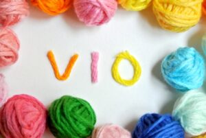 カラフルな毛糸で書かれた「VIO」の文字