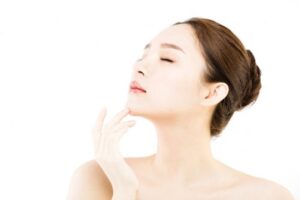 目を閉じた女性の横顔