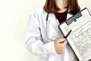 問診表を手にする女性医師